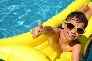 Enfant sur matelas de piscine