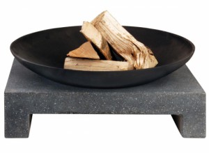 Brasero avec vasque en métal et table en granit