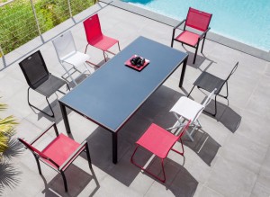 Table rectangulaire + chaises de couleur