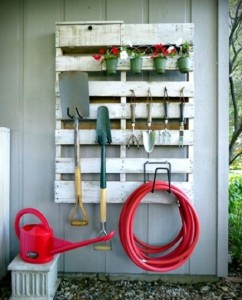 Rangement outils de jardin avec une palette