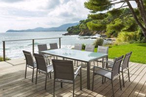 Table de jardin moderne en verre