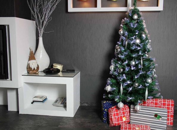 sapin-de-noel-interieur-avec-bouquets-blancs