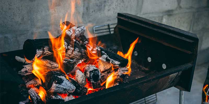 Nous Voulons Allumer Le Charbon De Bois Avec Un Brûleur À Gaz Banque  D'Images et Photos Libres De Droits. Image 46999917