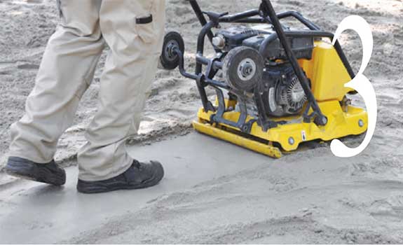 Compactage du sable pour aménagement extérieur