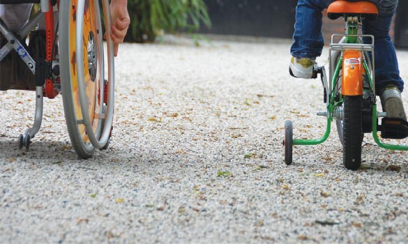 Aménagement extérieur d'une cours avec dalles stabilisatrices de gravier